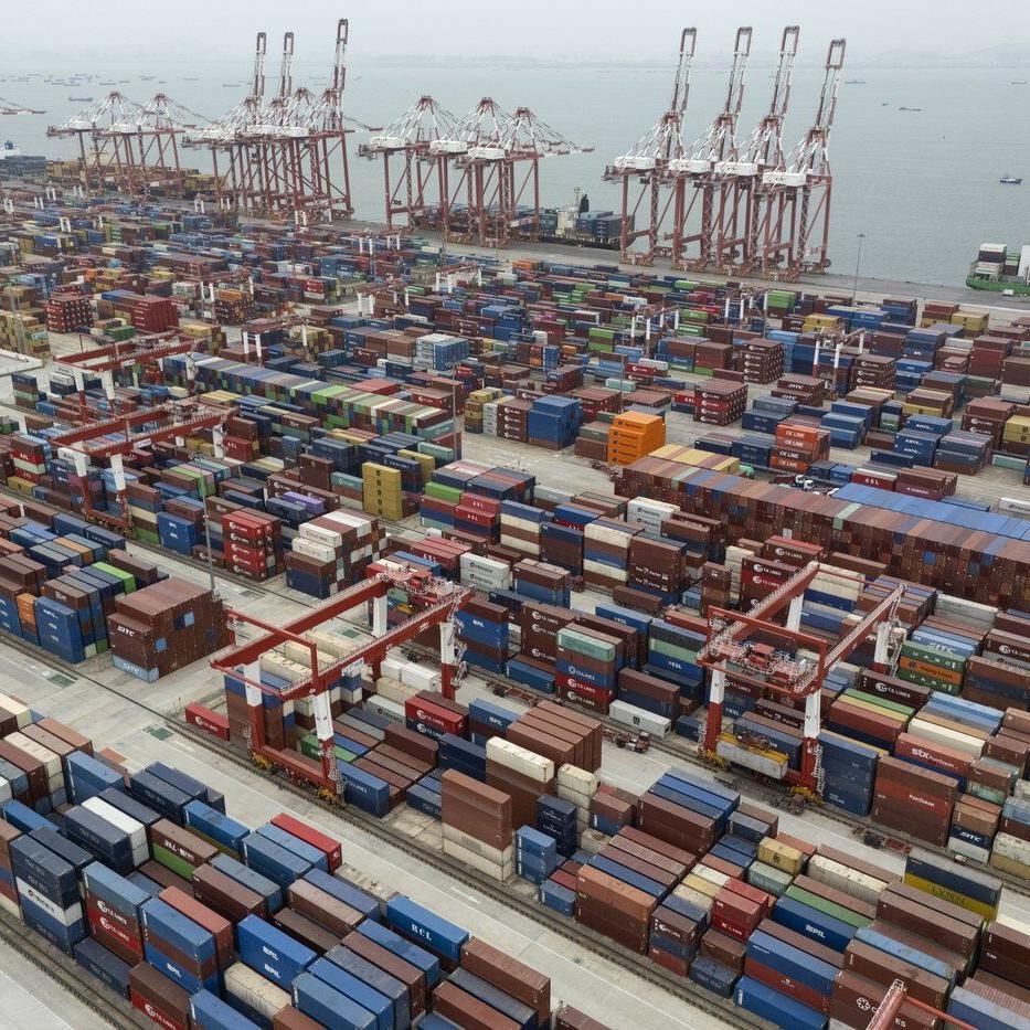 Shipping companies support a first-ever global fee on greenhouse gases, opposed by Trump officials